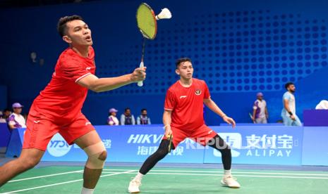 Pebulu tangkis ganda putra Indonesia, Muhammad Rian Ardianto (kiri) dan Fajar Alfian di Asian Games 2022 Hangzhou, Cina.