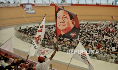 Kader Partai Gerindra saat mengikuti kegiatan Konsolidasi Kader Partai Gerindra Dapil 4 Jakarta Timur di Jakarta I ternational Velodrome, Jakarta Timur, Ahad (16/7/2023). Kegiatan tersebut dihadiri oleh Ketua Umum sekaligus Bakal Calon Presiden dari Partai Gerindra Prabowo Subianto, Ketua Harian Partai Gerindra Sufmi Dasco dan sejumlah tokoh politik serta kader partai Gerindra. Dalam kesempatannya, Prabowo menyampaikan pidatonya dihadapan kader terkait sikap politiknya untuk bergabung dengan pemerintahan Joko Widodo usai bersaing di Pilpres 2014 dan 2019.