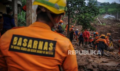 Petugas SAR gabungan melakukan pencarian korban bencana tanah longsor di Cimanggung, Kabupaten Sumedang, Jawa Barat.