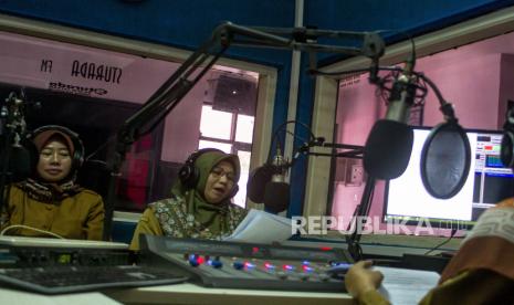 Sejumlah guru yang tergabung dalam Forum Kelompok Kerja Guru (FKKG) melakukan pembelajaran jarak jauh melalui siaran radio di Lembaga Penyiaaran Publik Lokal Sturada 89,4 FM, Karawang, Jawa Barat, Selasa  (1/9/2020). FKKG koordinator wilayah kecamatan Ciampel melakukan pembelajaran jarak jauh tersebut untuk memudahkan kegiatan belajar mengajar siswa sekolah dasar yang terkendala ponsel pintar, jaringan dan kuota internet. 