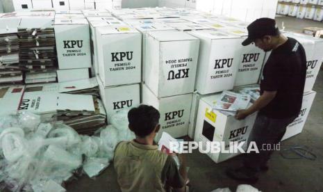 Ratusan petugas melakukan sortir lipat (sorlip) surat suara untuk Pilwalkot Bandung dan Pilgub Jabar yang digelar Komisi Pemilihan Umum (KPU) Kota Bandung