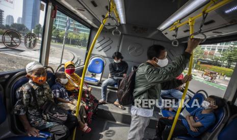 Penumpang berada di dalam Bus TransJakarta di Jalan Jenderal Sudirman, Jakarta, Ahad (10/10/2021). PT JakLingko Indonesia akan menerapkan sistem pembayaran integrasi antarmoda dengan tarif lebih terjangkau bagi masyarakat Jabodetabek untuk pengguna transportasi di bawah jaringan pembayaran JakLingko, seperti PT KCI (Kereta Commuter Indonesia), MRT, LRT dan TransJakarta mulai Maret 2022. 