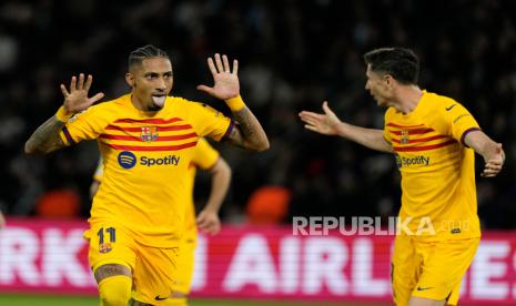 Pemain Barcelona Rapinha melakukan selebrasi setelah mencetak gol ke gawang PSG pada pertandingan sepak bola leg pertama perempat final Liga Champions di stadion Parc des Princes, Paris, Kamis (11/4/2024) WIB. Barcelona berhasil mengalahkan PSG dengan skor 3-2. Gol PSG dicetak Raphinha pada menit ke-37 dan 62, serta Andreas Christensen di menit ke-77. Sedangkan dua gol PSG masing-masing dicetak Ousmane Dembele menit 48 dan Vitor Ferreira menit ke-50.