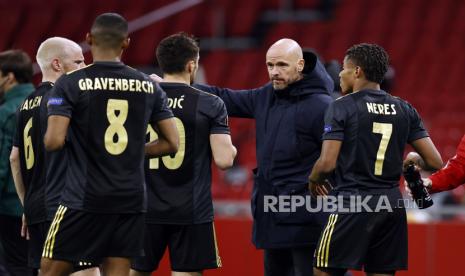 (Dari Kiri) Pemain Ajax Davy Klaassen , Ryan Gravenberch , Dusan Tadic, pelatih Ajax Erik ten Hag, David Neres pada perempatfinal UEFA Europa League, pertandingan sepak bola leg pertama antara Ajax Amsterdam dan AS Roma di Johan Cruijff Arena di Amsterdam, Belanda, Jumat (9/4) dini hari WIB