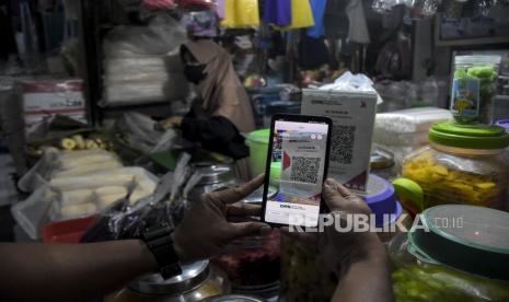 Warga melakukan transaksi digital menggunakan QRIS (Quick Response Code Indonesian Standard). Berbagai kemudahan membuat masyarakat kini lebih suka bertransaksi digital/ilustrasi