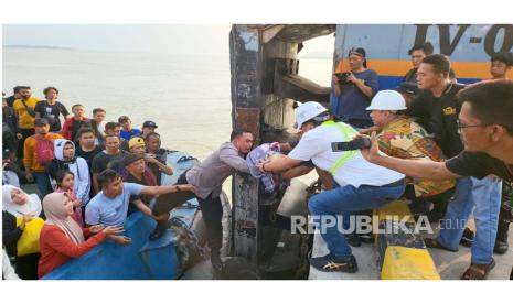 Proses evakuasi penumpang kapal ferry KMP Tranship1 yang terbakar di Pelabuhan Bakauheni, Lampung, Jumat (20/10/2023) petang. 