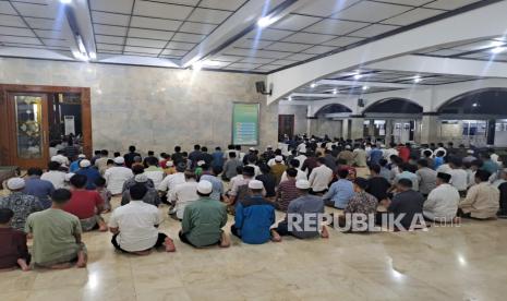 Jamaah Masjid Agung Indramayu membludak hingga memenuhi teras masjid pada malam pertama Sholat Tarawih Ramadhan 1444H, Rabu (22/3/2023). 