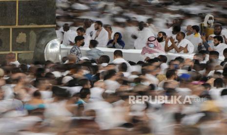 Dalam foto yang diambil dengan kecepatan rana rendah ini, peziarah Muslim berdoa saat yang lain mengelilingi Kabah, bangunan kubik di Masjidil Haram, di Mekah, Arab Saudi, Rabu, 6 Juli 2022. Peziarah Muslim berkumpul di kota suci Arab Saudi. Mekah untuk haji terbesar sejak pandemi coronavirus sangat membatasi akses ke salah satu dari lima rukun Islam. 60 Kerabat Korban Serangan Teroris Christchurch Jadi Haji Tamu Raja Salman