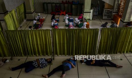 Surabaya Keluarkan Panduan Ibadah Ramadhan. Anak-anak belajar membaca Al-Quran di Masjid Jami At Taqwa, Jakarta, Rabu (14/4). Bulan suci Ramadhan dimanfaatkan oleh anak-anak di sekitar Masjid Jami At Taqwa untuk belajar membaca Al-Quran dan memperdalam ilmu agama Islam sambil menunggu waktu untuk berbuka puasa. Republika/Putra M. Akbar