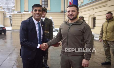  Dalam foto yang disediakan oleh Kantor Pers Kepresidenan Ukraina ini, Presiden Ukraina Volodymyr Zelenskyy, kanan, berjabat tangan dengan Perdana Menteri Inggris Rishi Sunak selama pertemuan mereka di Kyiv, Ukraina, Sabtu, 19 November 2022.