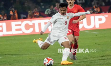 Pesepak bola Timnas Indonesia Arkhan Fikri menendang bola ke arah pertahanan Timnas Vietnam dalam pertandingan pada laga fase grup Piala AFF 2024 di Stadion Viet Tri, Phu Tho, Vietnam, Ahad (15/12/2024). Indonesia kalah dengan skor 0-1. 