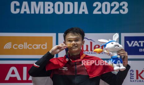 Pebulu tangkis tunggal putra Indonesia Christian Adinata berpose dengan medali emas saat upacara penganugerahan medali final bulu tangkis tunggal putra SEA Games 2023 di Badminton Hall, Morodoc Techo National Stadium, Phnom Penh, Kamboja, Selasa (16/5/2023). Christian Adinata meraih medali emas seusai di final mengalahkan rekan senegaranya Chico Aura Dwi Wardoyo dengan skor 21-12, 18-21, dan 21-18. 