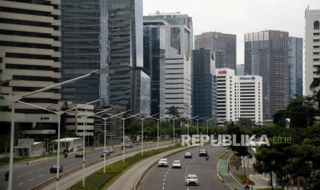 Kendaraan melintas di ruas jalan Jenderal Sudirman, Jakarta.