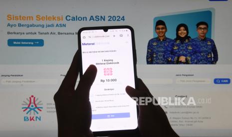 Warga mengakses laman pembelian meterai elektronik dan portal pendaftaran seleksi Calon Pegawai Negeri Sipil (CPNS) di Depok, Jawa Barat, Jumat (6/9/2024). Badan Kepegawaian Negara memutuskan memperpanjang masa pendaftaran seleksi CPNS 2024 dari sebelumnya 6 September 2024 menjadi 10 September 2024 pukul 23.59 WIB akibat terjadinya kendala saat peserta ingin membeli meterai elektronik atau e-meterai. 