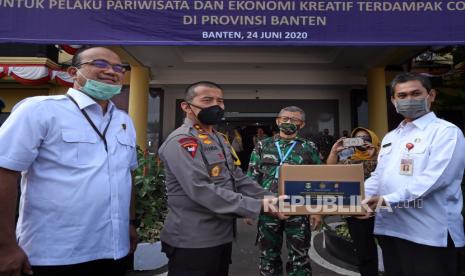 Kapolda Banten Irjen Fiandar (kedua kiri) mengapresiasi warga di Desa Guradog Kabupaten Lebak aktif mencegah penyebaran COVID-19 seperti dengan melakukan pemeriksaan suhu tubuh, memakai masker dan menyediakan sarana mencuci tangan dengan sabun.