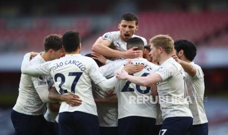 Para pemain Manchester City merayakan kemenangan setelah memimpin 1-0 selama pertandingan sepak bola Liga Utama Inggris antara Arsenal FC dan Manchester City di London, Inggris, 21 Februari 2021.