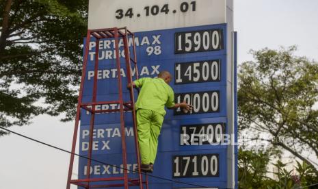 Petugas mengganti papan harga BBM di Jakarta, Sabtu (3/9/2022). Koordinator Fungsi Statistik Distribusi Badan Pusat Statistik (BPS) Jember Candra Birawa mengatakan bahwa kenaikan bahan bakar minyak dapat memicu laju inflasi selama tiga bulan ke depan. 