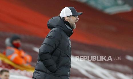 Manajer Liverpool Jurgen Klopp memberikan instruksi selama pertandingan sepak bola Liga Utama Inggris antara Liverpool dan Chelsea di stadion Anfield di Liverpool, Inggris, Kamis, 4 Maret 2021. 