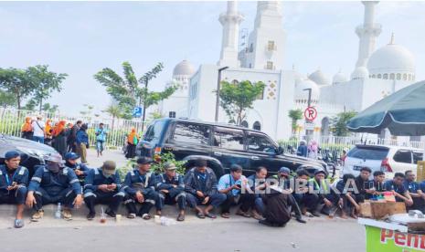 Ratusan pegawai di Masjid Raya Sheikh Zayed gelar aksi mogok kerja, Sabtu (17/6/2023).