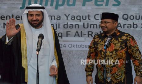 Menteri Agama Yaqut Cholil Qoumas bersama dengan Menteri Haji dan Umrah Arab Saudi Tawfiq F Al Rabiah usai melakukan pertemuan di Kantor Kementerian Agama, Jakarta.