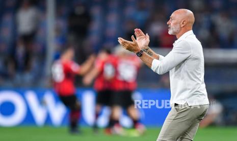 Pelatih Milan Italia Stefano Pioli pada pertandingan sepak bola Serie A Italia UC Sampdoria dan AC Milan di stadion Luigi Ferraris di Genoa, Italia, 23 Agustus 2021.