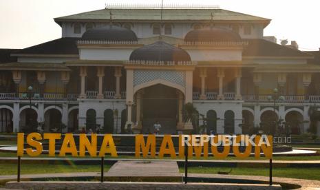 Seorang warga melintas di depan Istana Maimoon Medan, Sumatera Utara, Kamis (19/3/2020). Guna mengantisipasi penyebaran virus Corona atau COVID-19, destinasi wisata Istana Maimoon Kesultanan Melayu Deli di Kota Medan, Sumatera Utara resmi ditutup untuk publik atau umum hingga waktu yang belum bisa ditentukan. ANTARA FOTO/Septianda Perdana/hp.