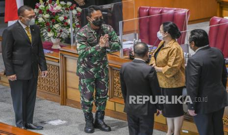 Ketua DPR Puan Maharani (kedua kanan) bersama Wakil Ketua DPR Lodewijk F. Paulus (kiri), Sufmi Dasco Ahmad (ketiga kanan), Rachmat Gobel (kanan) berbincang dengan Calon Panglima TNI Jenderal TNI Andika Perkasa (kedua kiri) usai sidang paripurna di kompleks Parlemen, Jakarta, Senin (8/11/2021). DPR menyepakati penetapan Jenderal TNI Andika Perkasa sebagai Panglima TNI setelah melalui uji kepatutan dan kelayakan di Komisi I DPR. 