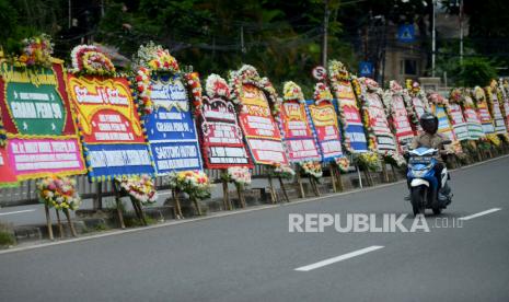 Pengendara melintas di dekat karangan bunga ucapan selamat Peresmian Graha PENA 98 di Jalan HOS Cokroaminoto, Menteng, Jakarta, Ahad (19/2/2023). Menjelang Peringatan 25 Tahun Reformasi, Persatuan Nasional Aktivis 98 (PENA 98) meresmikan Graha PENA 98 yang nantinya dapat digunakan untuk berdiskusi, berdialog dan merumuskan cita-cita agenda reformasi. Dalam kesempatan tersebut terilat ribuan karangan bunga ucapan selamat Peresmian Graha PENA 98 sepanjang 4 KM Jalan yang dikirim oleh para pejabat, menteri, tokoh politik, perusahaan swasta, BUMN, hingga kepala desa. 