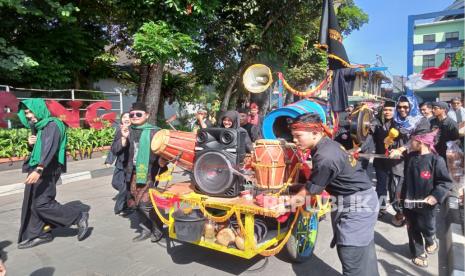 Pawai tarhib Ramadhan di Kota Sukabumi digelar di jalanan Kota Sukabumi, Selasa (21/3/2023). Momen ini dalam rangka kegembiraan dalam menyambut datangnya bulan suci Ramadhan 1444 H. 10 Hari Terakhir, Safari Ramadhan di Sukabumi Terus Digencarkan