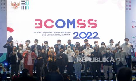 Menteri BUMN Erick Thohir berfoto bersama pemenang ketegori bidang komunikasi pada acara BUMN Corporate Communications and Sustainability Summit (BCOMSS) 2022 di  Istora Senayan, Jakarta, Rabu (23/3/2022). BCOMSS yang merupakan ajang pertemuan dan penganugerahan di lingkungan BUMN ini diharapkan menjadi standard dan benchmark program serta praktek komunikasi dan keberlanjutan yang baik dan relevan di lingkungan BUMN.Prayogi/Republika