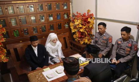 Polisi memfasilitasi seorang tahanan melaksanakan pernikahan di Polres Ciamis. (iliustrasi)