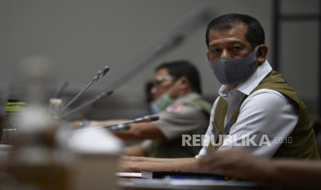 Kepala Badan Nasional Penanggulangan Bencana (BNPB) Letjen Doni Monardo (kanan) mengikuti rapat kerja bersama Komisi VIII DPR di Kompleks Parlemen Senayan, Jakarta, Selasa (23/6/2020). Rapat kerja tersebut membahas pembicaraan pendahuluan RAPBN Tahun Anggaran 2021, RKP 2021 dan evaluasi kinerja BNPB tahun 2020. 