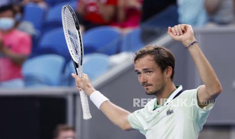 Petenis Rusia Daniil Medvedev lolos ke final Australian Open dan akan berhadapan dengan bintang tenis Spanyol, Rafael Nadal, pada Ahad (30/1/2022). Medvedev dijatuhi hukuman denda Rp 170 juta setelah mengomeli wasit di semifinal.