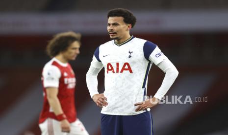 Tottenham Dele Alli bereaksi selama pertandingan sepak bola Liga Premier Inggris antara Arsenal dan Tottenham Hotspur di Stadion Emirates di London, Inggris, Minggu, 14 Maret 2021. 