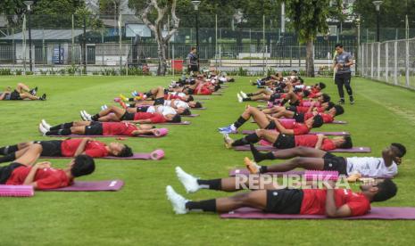 Pesepak bola Timnas U-20 Indonesia mengikuti sesi latihan di Lapangan ABC, Senayan, Jakarta, Kamis (4/1/2024). Timnas U-20 Indonesia melakukan pemusatan latihan hingga 28 Januari 2024 di Jakarta guna mempersiapkan Piala AFF U-19 2024 serta kualifikasi Piala Asia U-20 2025. 