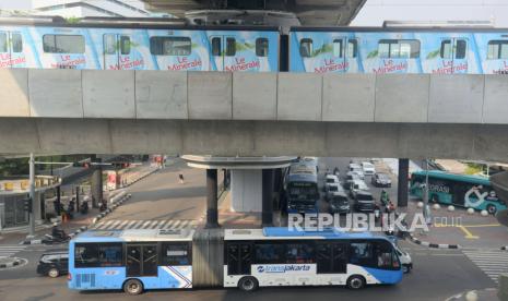 Bus Transjakarta dan MRT melintas di kawasan Kebayoran Baru, Jakarta, Kamis (11/8/2022). Gubernur DKI Jakarta Anies Baswedan menetapkan tarif integrasi untuk layanan transportasi umum massal yakni Transjakarta, MRT dan LRT dengan tarif maksimum dalam satu kali perjalanan sebesar Rp 10.000. Republika/Putra M. Akbar