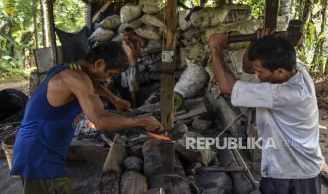 Pandai besi menempa baja saat pembuatan golok (ilustrasi). Badan Pusat Statistik (BPS) Provinsi Papua menyatakan impor setempat tercatat mencapai 52,73 juta dolar AS pada Juni 2022. Impor tersebut berupa impor migas senilai 19 juta dolar AS dan impor nonmigas senilai 33,73 juta dolar AS.