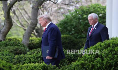  (FILE) - Presiden AS Donald J.Trump (kiri) dan Wakil Presiden AS Mike Pence (kanan) tiba sebelum dimulainya konferensi pers oleh Satuan Tugas Coronavirus tentang virus corona dan pandemi COVID-19, di Rose Garden di Gedung Putih, di Washington, DC, AS, 30 Maret 2020 (diterbitkan ulang 11 Januari 2021). Menurut laporan pada 11 Januari 2021, Ketua DPR AS Nancy Pelosi mendesak Wakil Presiden AS Mike Pence untuk menggulingkan Presiden AS Trump dengan meminta amandemen ke-25, atau mengatakan Demokrat akan bergerak maju dengan pemakzulan.