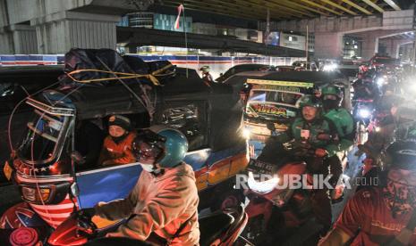 Sejumlah pemudik menggunakan bajaj terjebak kemacetan saat pengalihan arus lalu lintas di Jalan Ahmad Yani, Kamis, Bekasi, Jawa Barat, (28/4/2022). Menurut pihak kepolisian pengalihan arus lalu lintas akibat jumlah kendaraan bermotor pemudik yang mengalami peningkatan menuju jalan raya pantura pada H-4 Lebaran. 