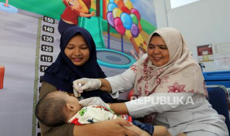  Petugas Puskesmas melakukan vaksinasi polio dengan menggunakan vaksin bivalen oral polio (BOPV) untuk anak di Puskesmas Banda Aceh, Senin, 21 November 2022. Kementerian Kesehatan RI menyatakan bahwa Indonesia berisiko tinggi penyebaran virus polio akibat cakupan vaksinasi polio yang rendah, setelah kasus poliomielitis terdeteksi untuk pertama kalinya dalam delapan tahun.