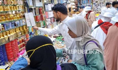 Suasana Toko Ali Murah, Madinah, Sabtu (3/6/2023). Jamaah Haji Indonesia mulai berburu oleh-oleh jelang keberangkatan menuju Makkah.