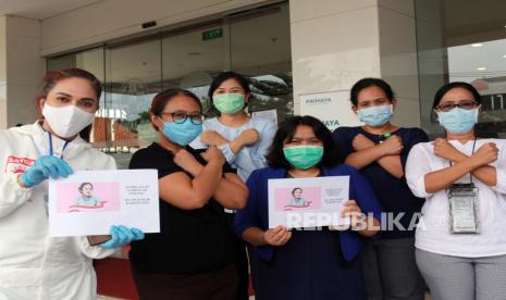 Sejumlah paramedis Covid-19 perempuan menyampaikan ucapan Selamat Hari Kartini untuk para pejuang medis di garda terdepan di Rumah Sakit Primaya Hospital, Tangerang, Banten, Selasa (21/4/2020). Komnas Perempuan menilai perspektif perempuan masih kurang dalam kebijakan Covid-19. Ilustrasi.