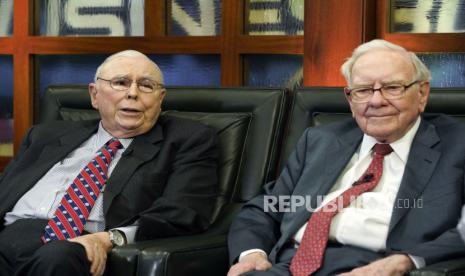 Vice Chair Charlie Munger dan Chairman Berkshire Hathaway Warren Buffet dalam sebuah wawancara di Omaha, Nebraska, AS, 7 Mei 2018.