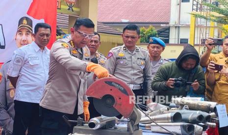 Polresta Bogor Kota menunjukkan barang bukti knalpot brong yang disita dalam kurun waktu Juni hingga Agustus 2023, Kamis (31/8/2023). 