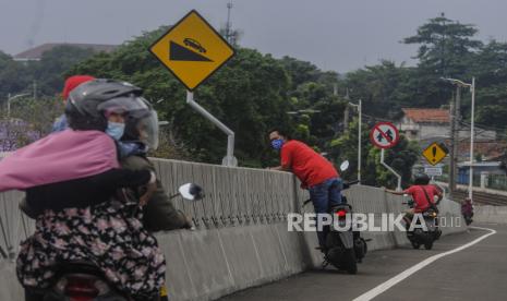 Polisi Tangkap Pria Nekat Melompat dari Flyover Kemayoran