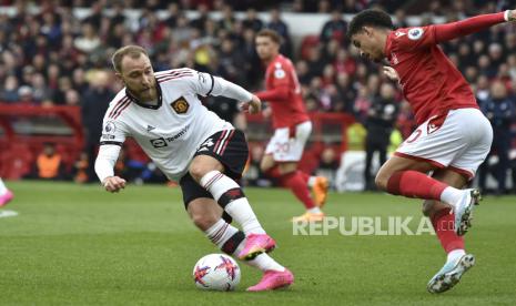 Christian Eriksen dari Manchester United (kiri), Berebut bola dengan pemain Nottingham Forest Morgan Gibbs-White pada pertandingan sepak bola Liga Premier Inggris antara Nottingham Forest dan Manchester United di City ground di Nottingham, Inggris, Ahad, (6/4/2023).