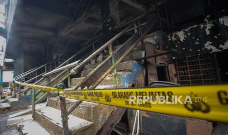 Garis polisi terpasang di area Pasar Inpres Blok C Pasar Minggu pasca kebakaran di Jakarta, Selasa (13/4). Kebakaran yang diduga akibat arus pendek tersebut menghanguskan sekitar 389 kios di gedung Blok C dengan total kerugian ditaksir mencapai Rp 2 miliar. Republika/Thoudy Badai