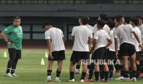 Pelatih timnas sepak bola Indonesia U-17 Bima Sakti (kiri) memberikan pengarahan kepada para pemainnya belum lama ini.