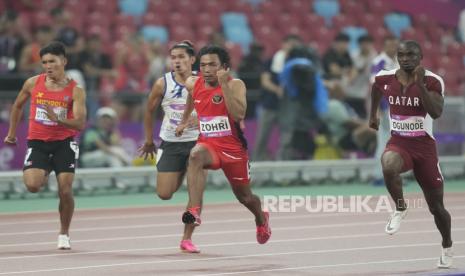 Pelari Indonesia Lalu M Zohri (tengah) lolos ke final Asian Games 2022, Sabtu (30/9/2023). Namun, Zohri luput menyabet prestasi. 