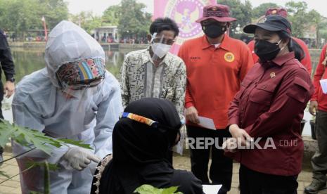 Ketua DPR Puan Maharani (kanan) bersama Kepala BIN Budi Gunawan (kedua kanan) meninjau kegiatan vaksinasi door to door di Setu Sela, Cibinong, Kabupaten Bogor, Jawa Barat, Rabu (29/9). Badan Intelijen Negara mengadakan kegiatan vaksinasi door to door untuk mempermudah masyarakat mendapatkan vaksin Covid-19 guna percepatan penanganan Covid-19. Republika/Putra M. Akbar